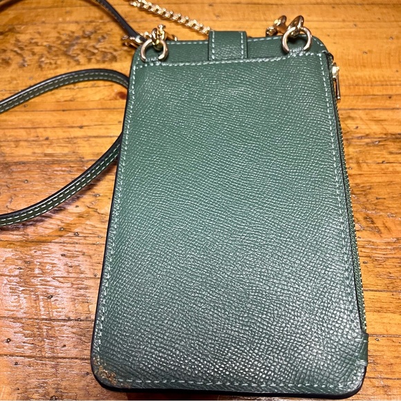 ☘️Coach Emerald Leather Phone Crossbody with Chain - Like New - Picture 3 of 9